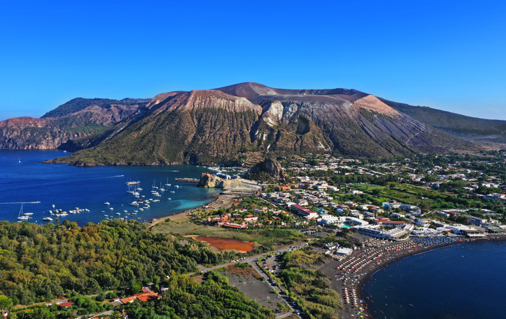 Drohnenansicht der Insel Vulcano in der Nähe von Sizilien