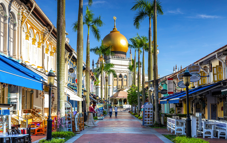 Straßenansicht von Singapur mit Masjid Sultan Moschee