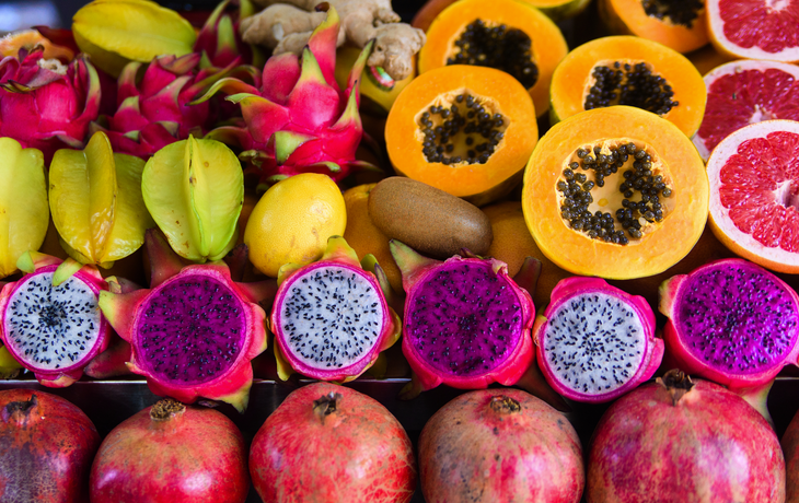 exotische Sommerfrüchte, ausgestellt auf einem Marktstand