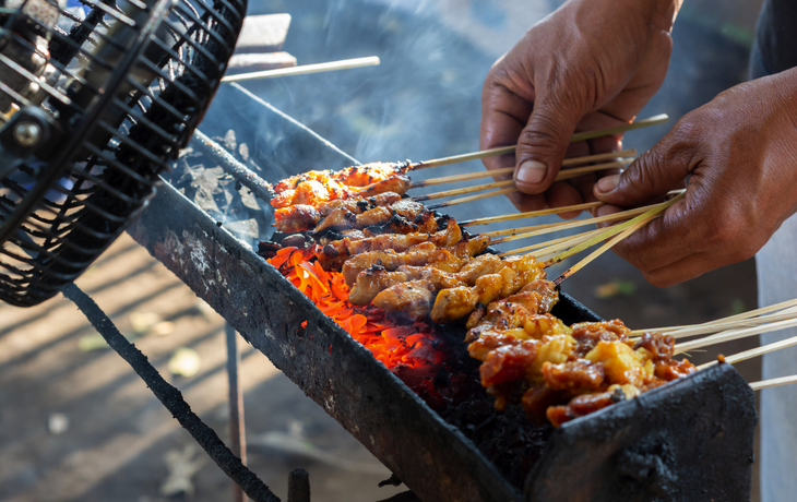 Hühnchen-Satay auf traditionellem Holzkohlefeuer