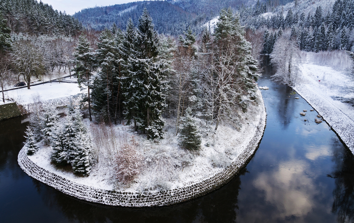 verschneiter Fluss Tepla unter dem Brezova-Damm nahe Karlsbad in der Tschechischen Republik