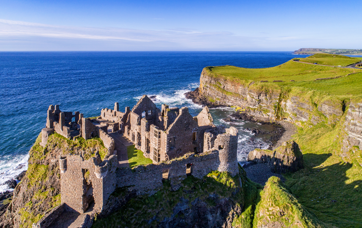 Luftaufnahme von Dunluce Castle in Nordirland 