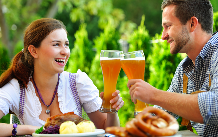 Paar im Biergarten in Bayern