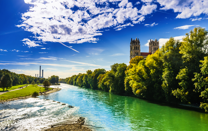 Blick auf die Sommerlandschaft bei der St.-Maximilian-Kirche und der Isar in München