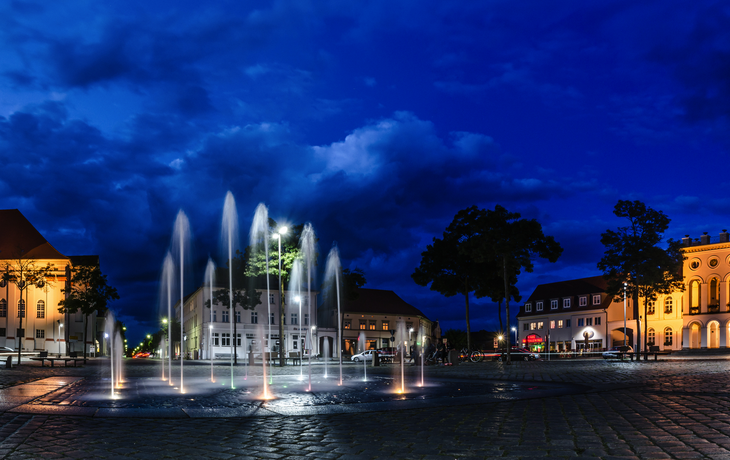 Neustrelitz' Marktplatz zur Blauen Stunde