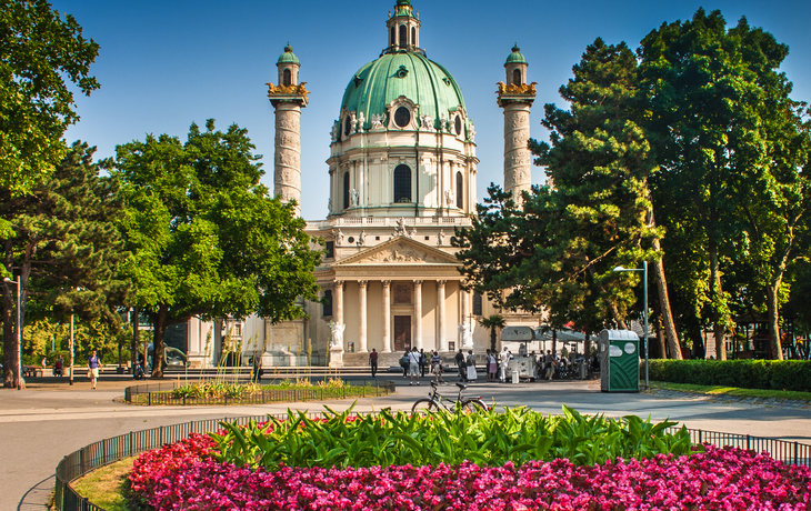 Karlsplatz mit Karlskirche in Wien