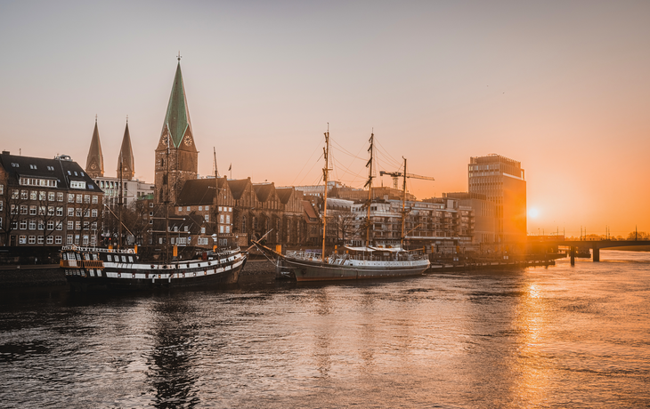 Sonnenaufgang an der Schlachte, der historische Uferpromenade, in Bremen