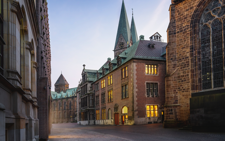 beleuchteter Rathausneubau in der Bremer Altstadt - Bremen, Deutschland