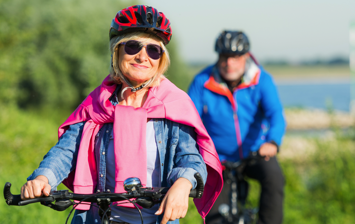 älteres Paar macht eine Fahrradtour
