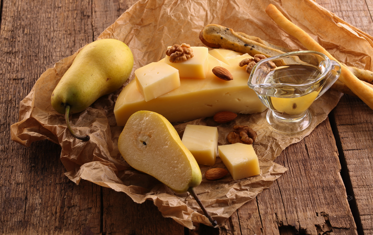 Gruyère-Käse auf einem Holzuntergrund