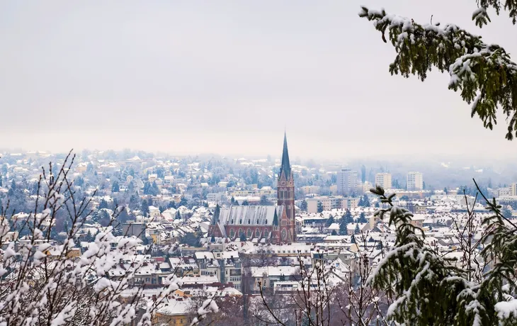 Blick vom Schlossberg in Graz zur Herz-Jesu-Kirche im Winter, Österreich