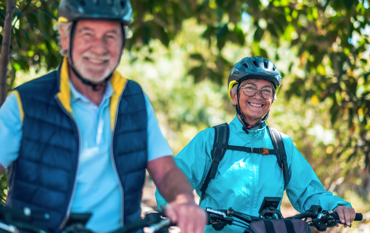 Seniorenpaar unternimmt E-Bike-Tour