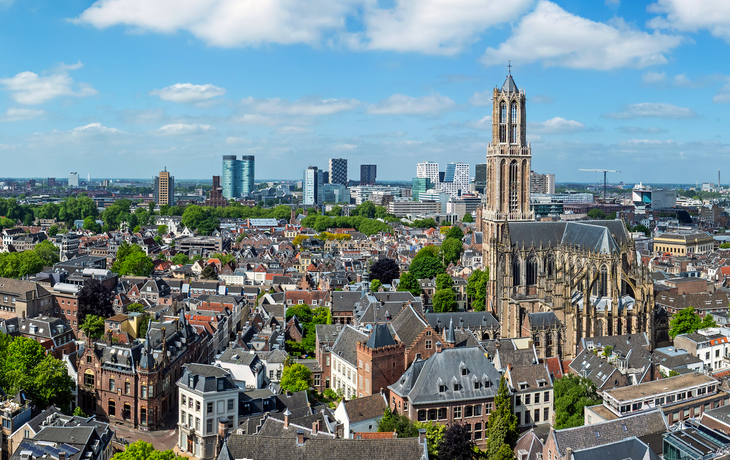 Luftaufnahme der Stadt Utrecht mit dem Domturm in den Niederlanden