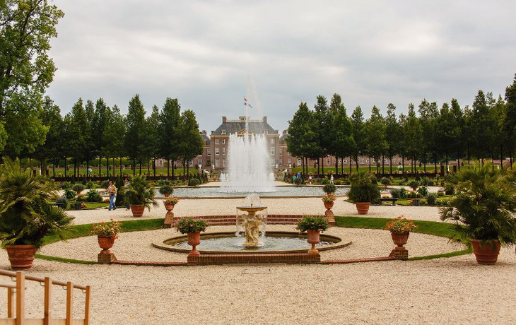 Panorama van de fonteinen en tuinen jachtslot het Loo