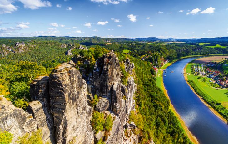 Ansicht auf Rathen von der Bateibrücke in der Sächsischen Schweiz, Deutschland
