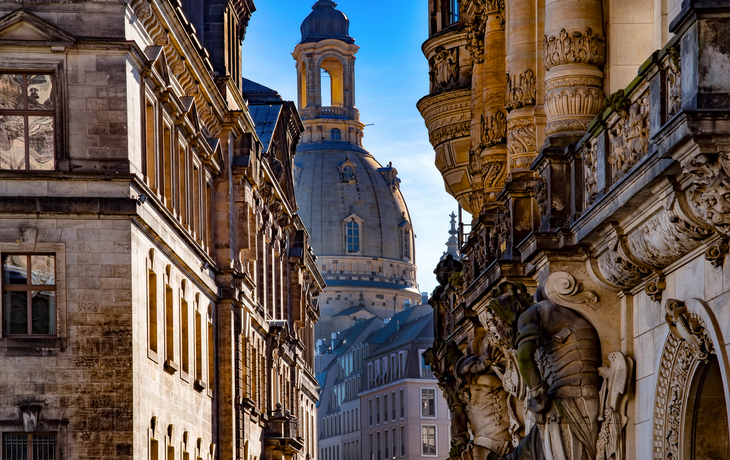 Frauenkirche und Wandskulptur vom Georgentor in Dresden