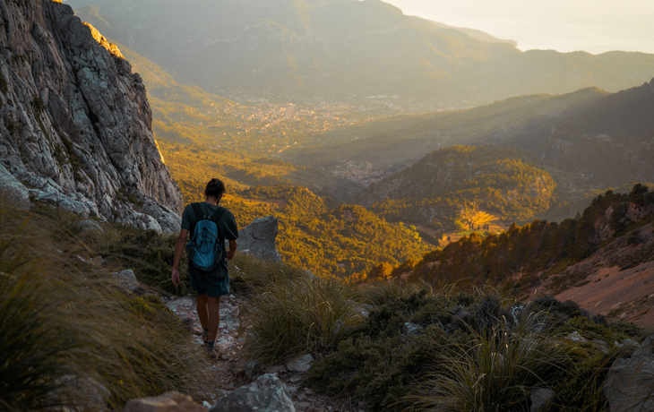 Wanderweg in der Serra de Tramuntana, im Hintergrund das Dorf Soller