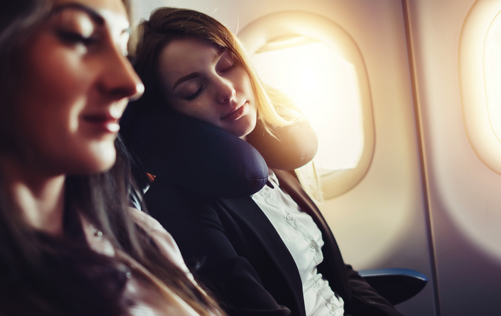 Freundinnen reisen mit dem Flugzeug