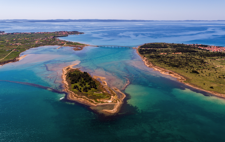 Luftaufnahme der Brücke zur Insel Vir über der Adria mit der kleinen Insel Viric im Vordergrund