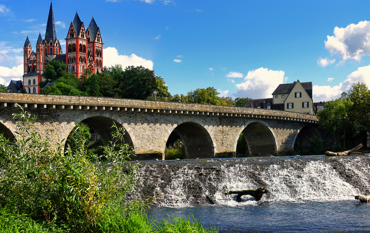 Alte Lahnbrücke in Limburg an der Lahn mit Blick auf den Dom 