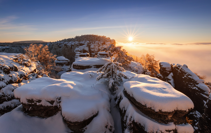 Sonnenaufgang in den Bergen im Winter