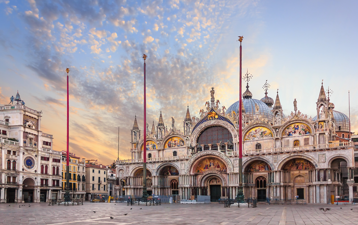 Basilika San Marco und der Uhrturm auf der Piazza San Marco, morgendlicher Blick